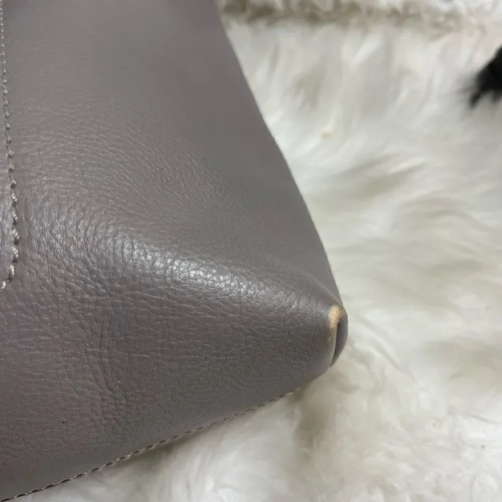 Kate Spade leather gray medium shoulder bag with gold tone hardwares.